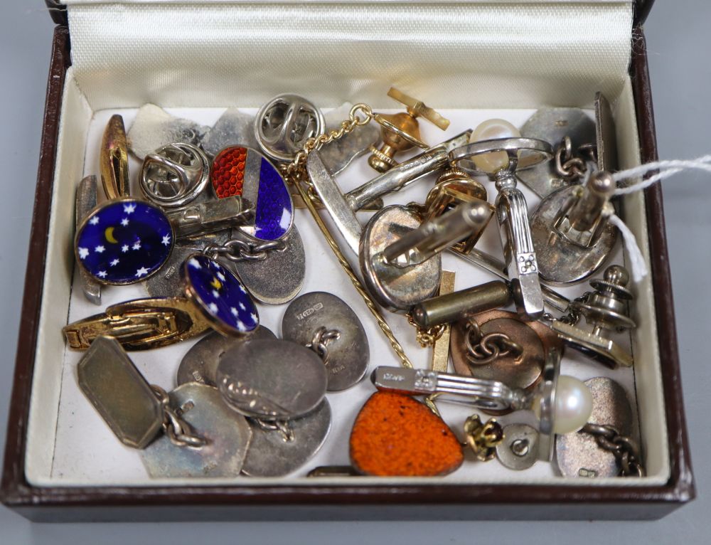 A group of assorted cufflinks including silver.